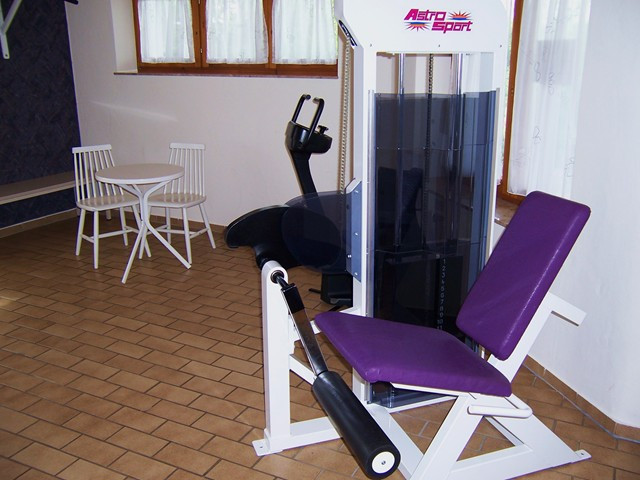 Fitnessraum mit Trainingsgeräten