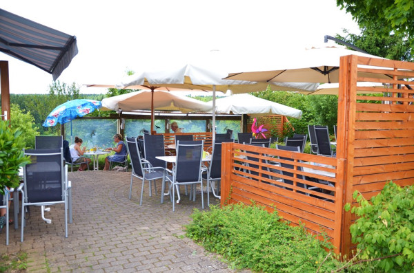 Restaurant mit Sonnenterrasse und Seeblick