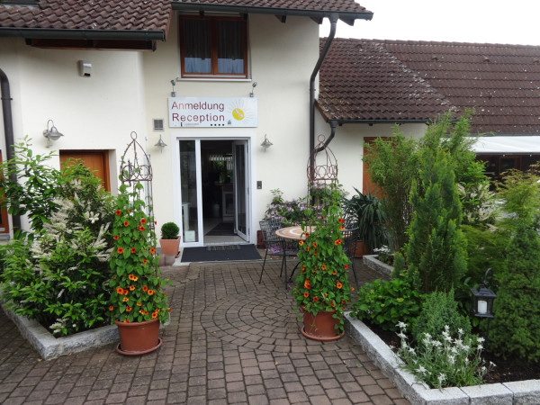 Eingang der Rezeption mit Blumenschmuck