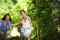 Radfahrerinnen im Wald