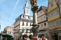 Spion-Brunnen am Marktplatz Aalen mit Stadtkirche im Hintergrund